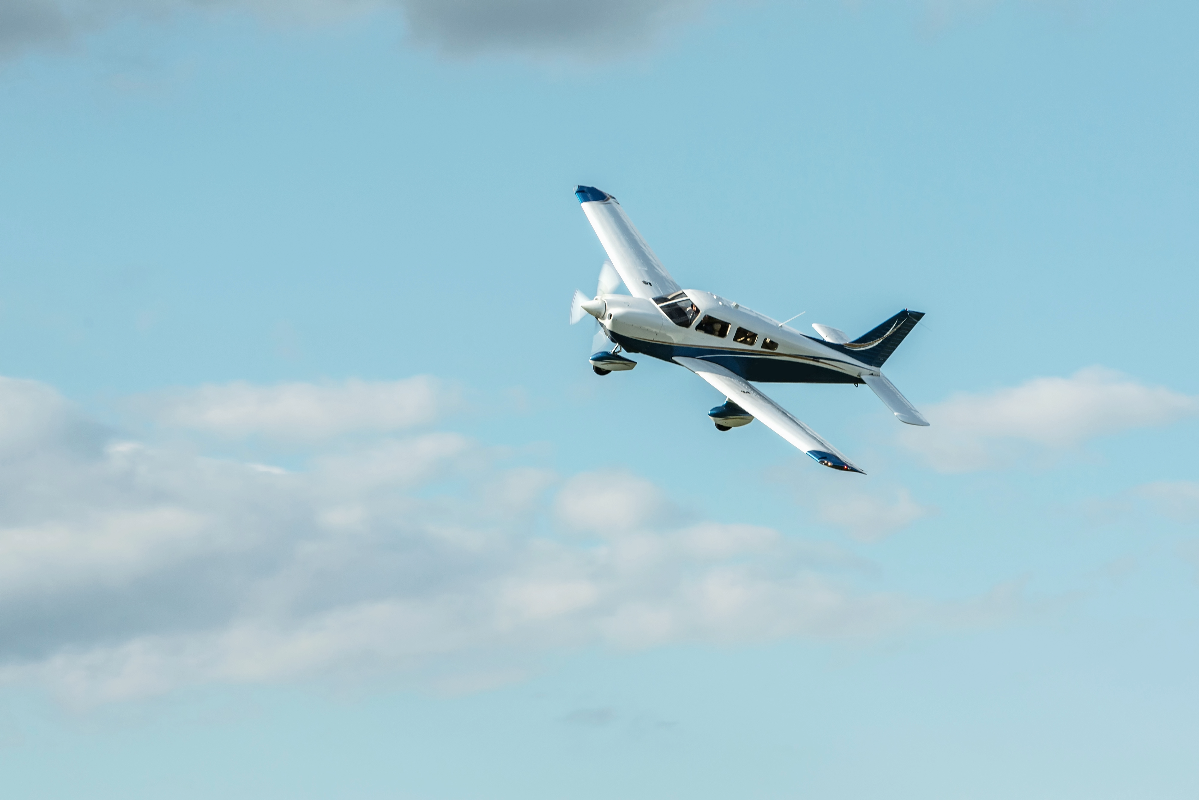 Single-engine low-wing airplane circling to land