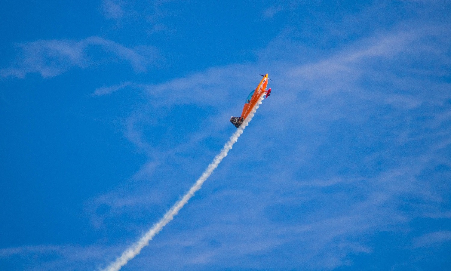 Performing aerobatic maneuvers in an Extra 300